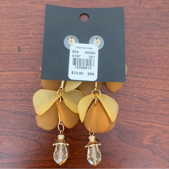 NWT Yellow Petal Shaped Glass and Bead Dangle Earrings - Picture 3 of 5